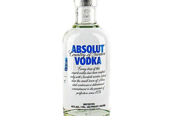 Trước khi thưởng thức, bạn nên xoay nhẹ ly rượu để cảm nhận được hương vị phảng phất của vodka