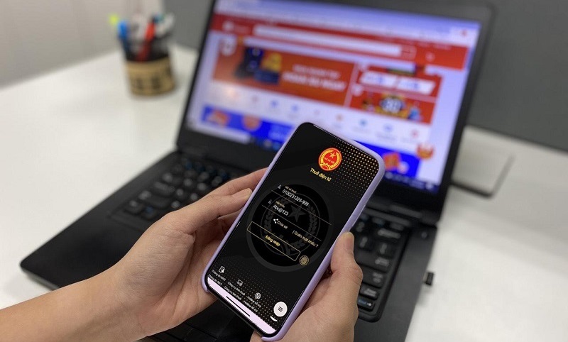 Người dùng thao tác trên máy tính, truy cập hệ thống eTax để khai báo thuế online nhanh chóng