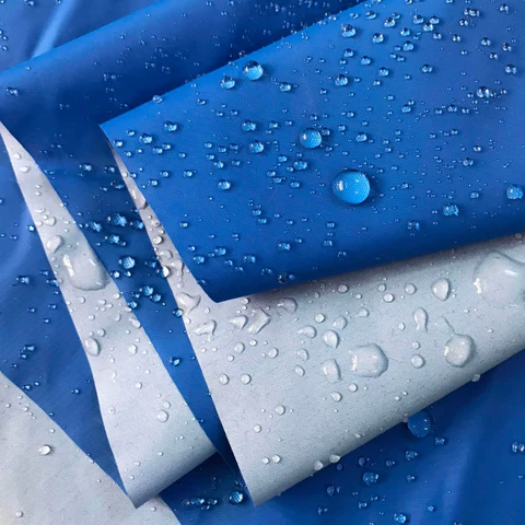 Các loại chất liệu dù in logo phổ biến như polyester, pongee và nylon, phù hợp cho quảng bá thương hiệu ngoài trời