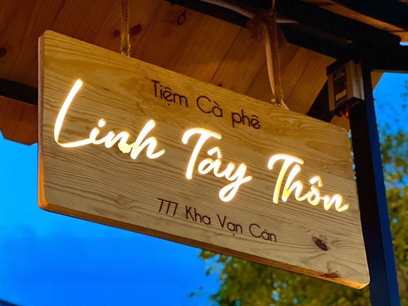 Biển gỗ khắc laser tinh xảo kết hợp đèn dây retro mang lại cảm giác ấm áp