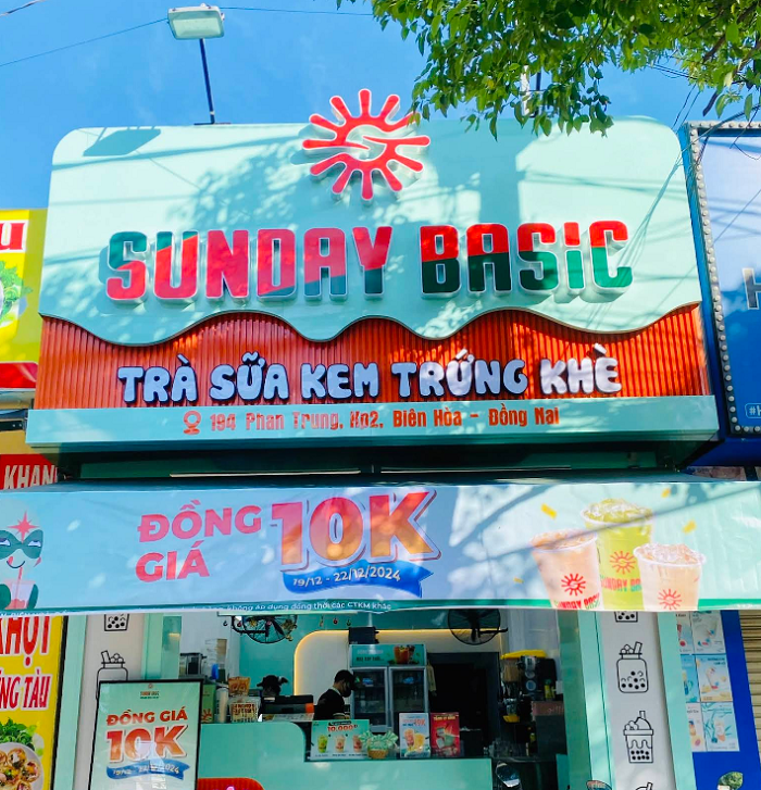 Quán trà sữa nổi bật với màu sắc biển quảng cáo trà sữa tươi sáng