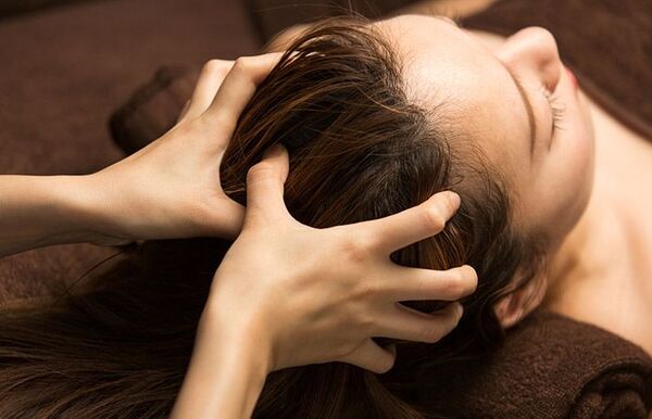 Massage da đầu bằng tinh dầu bưởi có tác dụng kích thích mọc tóc nhanh, chắc khỏe