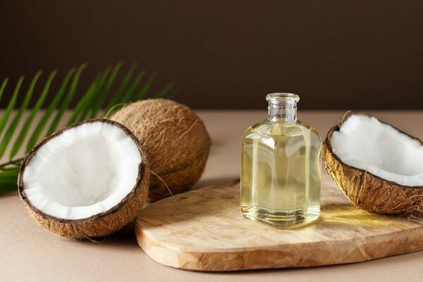 Nuôi dưỡng tóc từ gốc đến ngọn nhờ tinh dầu dừa nguyên chất