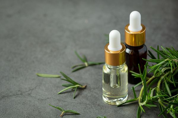 Tinh dầu tràm trà, bí quyết ngăn ngừa rụng tóc hiệu quả tại nhà