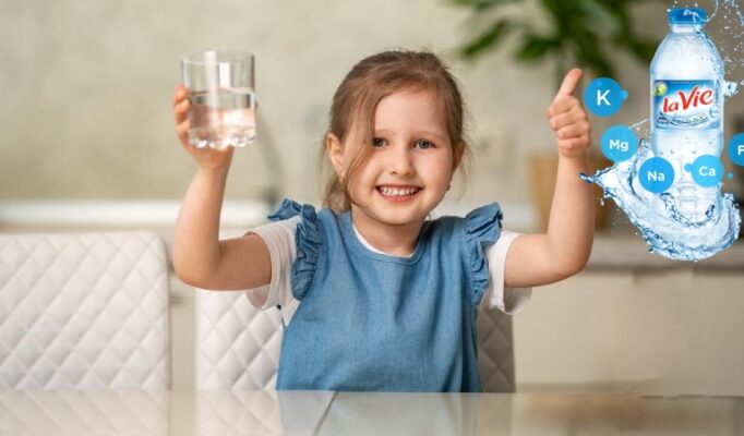 tre-em-co-nen-uong-nuoc-khoang-dong-chai-khong-thumb