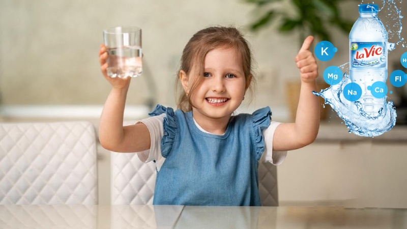 tre-em-co-nen-uong-nuoc-khoang-dong-chai-khong