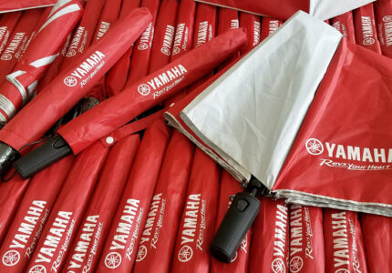 tong-hop-cac-mau-o-du-cam-tay-in-logo-lam-qua-tang-doanh-nghiep-2024-2