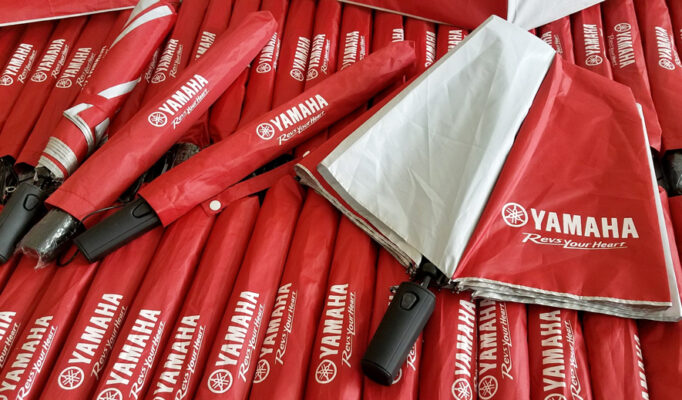 tong-hop-cac-mau-o-du-cam-tay-in-logo-lam-qua-tang-doanh-nghiep-2024-2